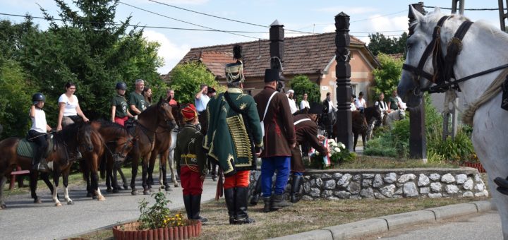 Koszorúzás a főtéren a hagyományőrző családi napon